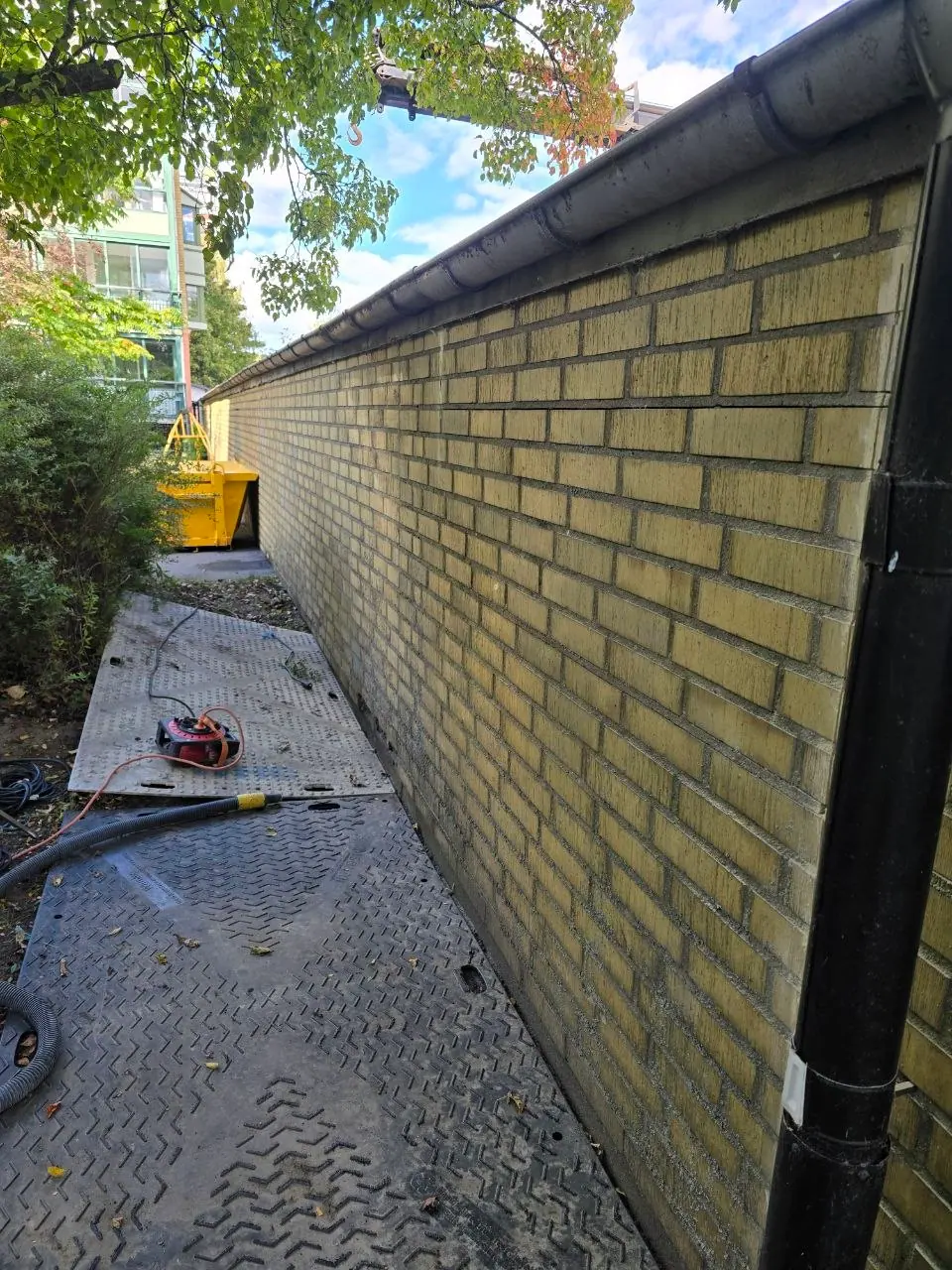 Rivning av tegelvägg i Burlöv, bild 1
