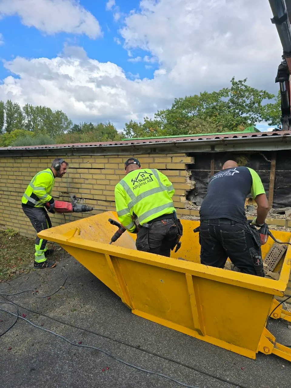 Rivning av tegelvägg i Burlöv, bild 3