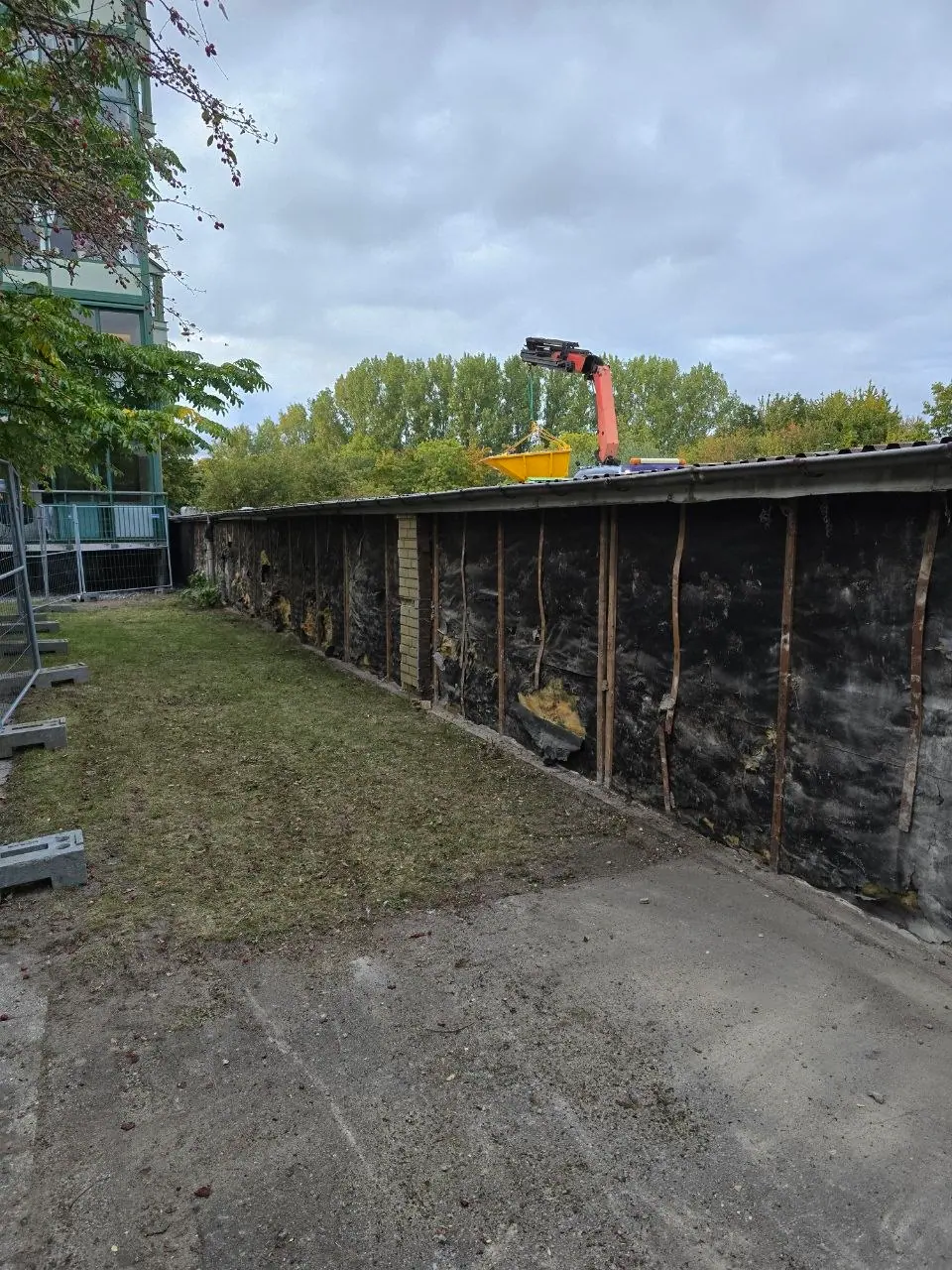 Rivning av tegelvägg i Burlöv, bild 4